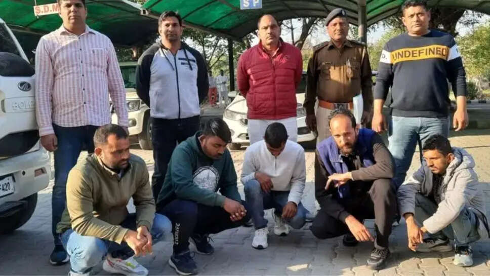 फिर हुआ पेपर लीक निजी स्कूल के शिक्षक बना रहे थे कॉपियां, 5 लोगों के खिलाफ मामला दर्ज