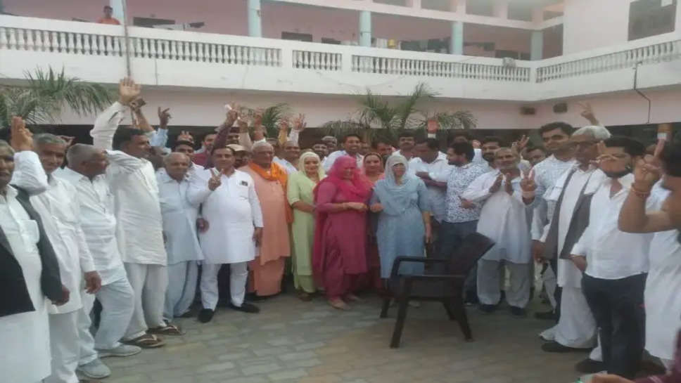रामपुरा ढिल्लों की प्रोमिला देवी 667 मतों से जीतीं, समर्थकों ने मिठाई बांटकर मनाया जश्न