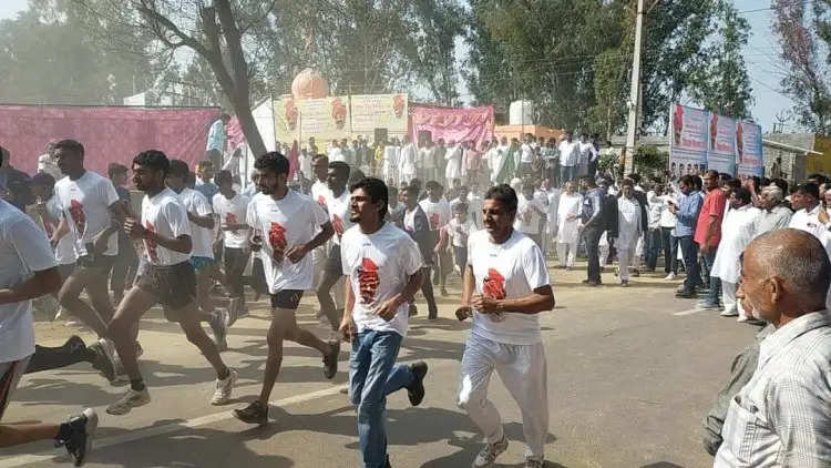 सिरसा : समाज सेवी कप्तान मीनू बैनीवाल के जन्म दिवस पर आयोजित मैराथन दौड़ में सिरसा देश व प्रदेश के धावकों को किया गया सम्मानित