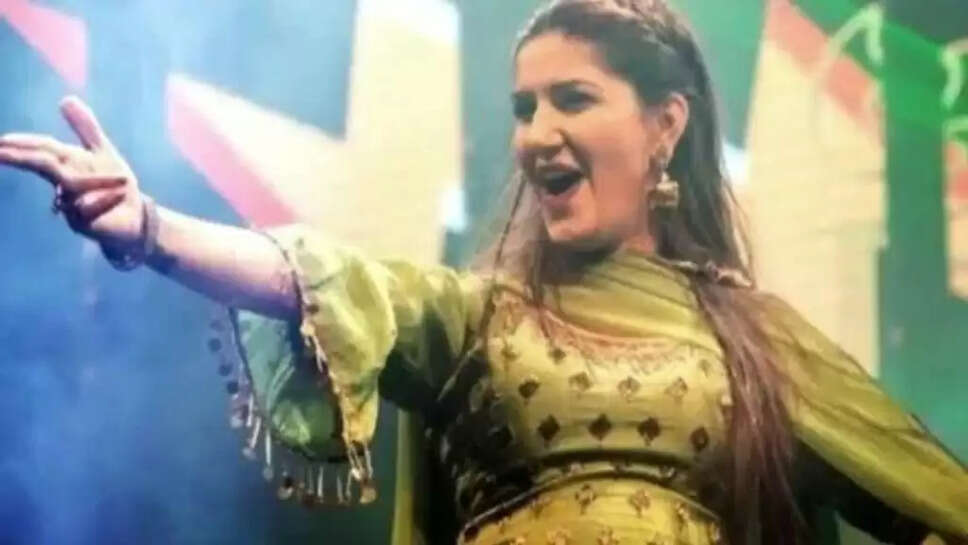  सपना चौधरी चर्चा का विषय बनी हुई नजर आ रही है।जानकारी के लिए आपको बता दें कि सपना चौधरी अभी के समय पर एक सेलिब्रिटी बन गई है और उन्हें स्टेज डांस परफॉर्म करते हुए बेहद कम देखा जाता है। 