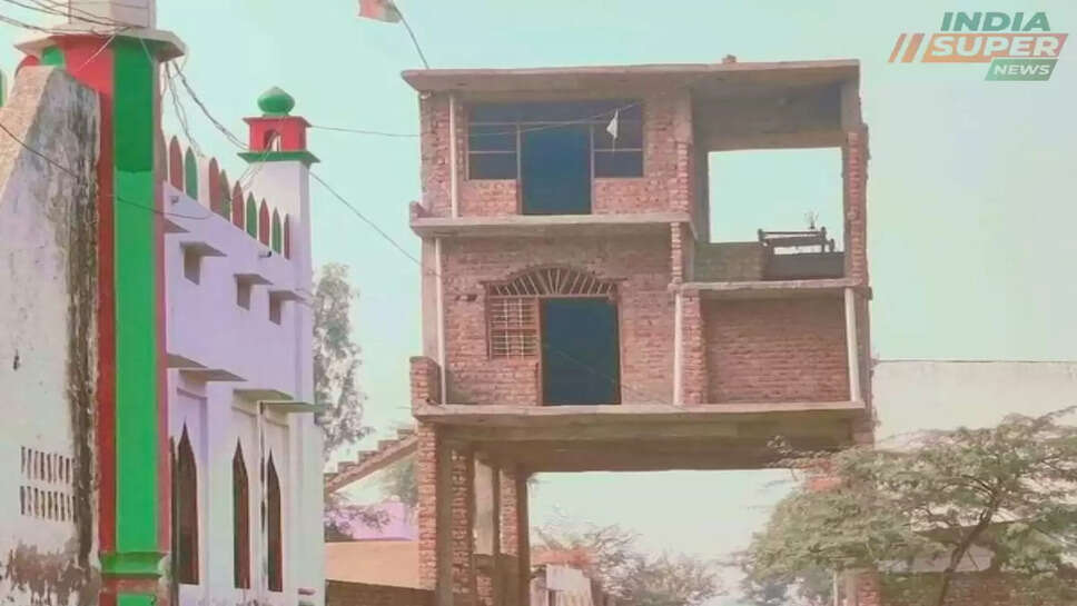 हर किसी के लिए बना 'अजूबा' हरियाणा का घर!, बीच सड़क पर बना घर, देखकर लोग हुए हैरान!