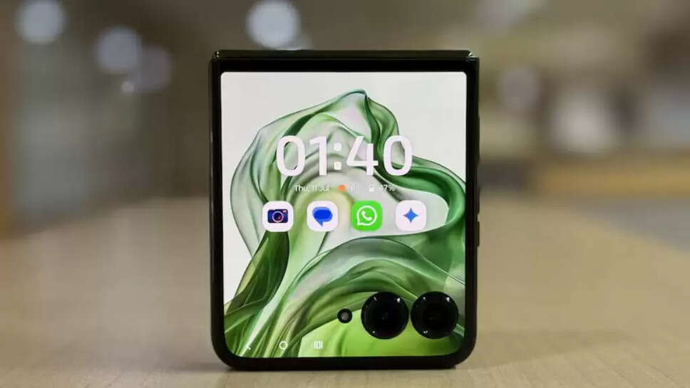मोटोरोला ने अपने भारतीय ग्राहकों के लिए Motorola Razr 50 फ्लिप फोन लॉन्च कर दिया है। इस फोन को Spritz Orange, Beach Sand, और Koala Grey कलर ऑप्शंस में पेश किया गया है।