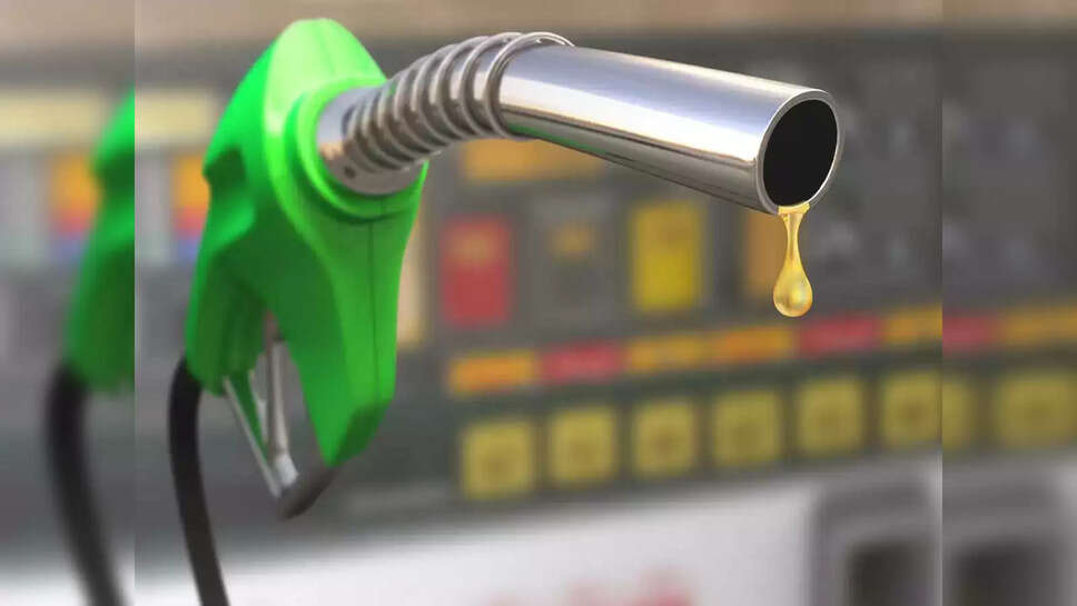 Petrol Diesel Price Updates Today 15 September, 2024: देश भर में पेट्रोल और डीजल की नई कीमतों की घोषणा रविवार (15 सितंबर) को हो गई हैं। घरेलू ईंधन की कीमतें अंतर्राष्ट्रीय कच्चे तेल की कीमतों के आधार पर तय की जाती हैं। पेट्रोल और डीजल की कीमतें राज्य सरकारों द्वारा लगाए गए वैट के आधार पर अलग-अलग राज्यों में भिन्न होती हैं।  पेट्रोल और डीजल की कीमतें, यदि बदली जाती हैं, तो राज्य द्वारा संचालित तेल विपणन कंपनियों द्वारा हर दिन सुबह 6 बजे अपडेट की जाती हैं। राज्य द्वारा संचालित तेल विपणन कंपनियां इंडियन ऑयल कॉर्पोरेशन और हिंदुस्तान पेट्रोलियम दैनिक आधार पर पेट्रोल और डीजल की कीमतों में संशोधन करते हैं। ये हैं ईंधन की नई कीमतें:  आज पेट्रोल डीजल के दाम (Petrol Diesel Rate Today) दिल्ली: एक लीटर पेट्रोल की कीमत 94.77 रुपये और डीजल की कीमत 87.69 रुपये प्रति लीटर  मुंबई: पेट्रोल की कीमत 103.42 रुपये प्रति लीटर और डीजल की कीमत 89.94 रुपये प्रति लीटर  चेन्नई: पेट्रोल की कीमत 100.72 रुपये प्रति लीटर और डीजल की कीमत 92.31 रुपये प्रति लीटर  कोलकाता: पेट्रोल की कीमत 104.94 रुपये प्रति लीटर और डीजल 91.76 रुपये प्रति लीटर  पटना: पेट्रोल 105.17 रुपये प्रति लीटर और डीजल 92.04 रुपये प्रति लीटर  गुरुग्राम: पेट्रोल 95.18 रुपये प्रति लीटर और डीजल 88.04 रुपये प्रति लीटर  बेंगलुरु: पेट्रोल 102.85 रुपये प्रति लीटर और डीजल 88.93 रुपये प्रति लीटर  नोएडा: पेट्रोल 94.82 रुपये प्रति लीटर और डीजल 87.95 रुपये प्रति लीटर  हैदराबाद: पेट्रोल 107.37 रुपये प्रति लीटर और डीजल 95.66 रुपये प्रति लीटर  जयपुर: पेट्रोल 104.84 रुपये प्रति लीटर और डीजल 90.36 रुपये प्रति लीटर  चंडीगढ़: पेट्रोल 94.24 रुपये प्रति लीटर और डीजल 82.37 रुपये प्रति लीटर